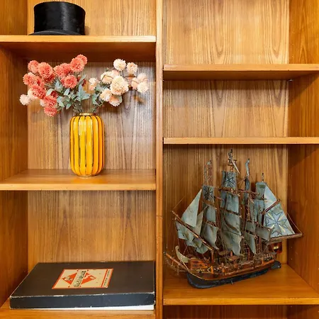 Retro Stylish 2 Bedroom Near Station *