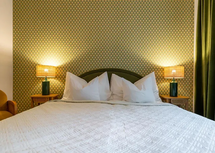 Retro Stylish 2 Bedroom Near Station