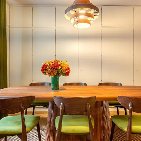 Retro Stylish 2 Bedroom Near Station 아파트 *