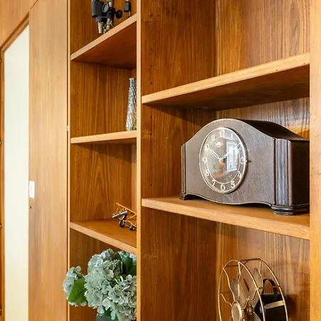 Retro Stylish 2 Bedroom Near Station 아파트 *