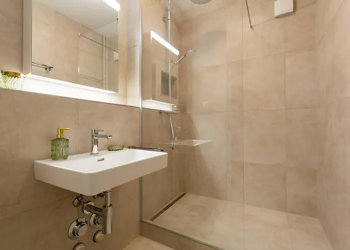 Retro Stylish 2 Bedroom Near Station Apartment