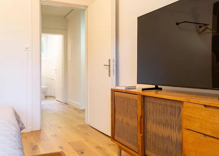 Retro Stylish 2 Bedroom Near Station