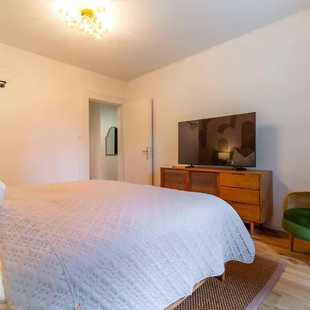 Retro Stylish 2 Bedroom Near Station شقة *