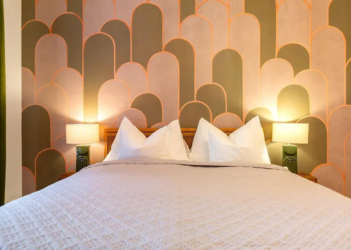 Retro Stylish 2 Bedroom Near Station